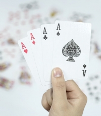 得力9636撲克(金)87*57mm